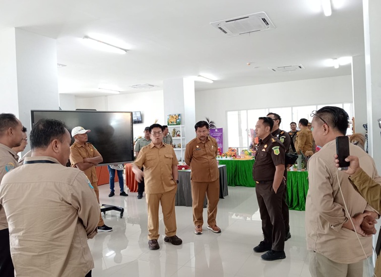 Wakil Bupati Kukar Rendi Solihin saat berkoordinasi dengan pengelola Pasar Tangga Arung Square bersama Sekda Kukar Sunggono. (Lingkar Kaltim/M. As'ari)