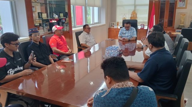 Bupati Kukar dr. Aulia Rahman Basri saat menerima perwakilan kontraktor. (Lingkar Kaltim/M. As'ari)