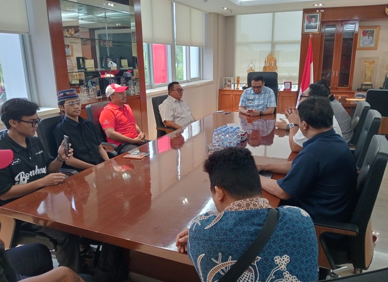 Bupati Kukar dr. Aulia Rahman Basri saat menerima perwakilan kontraktor. (Lingkar Kaltim/M. As'ari)