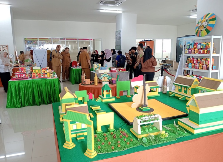 Pameran Kerajinan Daur Ulang Sampah di Pasar Tangga Arung Square. (Lingkar Kaltim/M. As'ari)