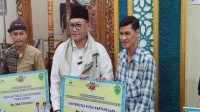 Perwakilan Unikarta yang menerima secara simbolis program beasiswa Gratispol. (Lingkar Kaltim/M. As'ari)