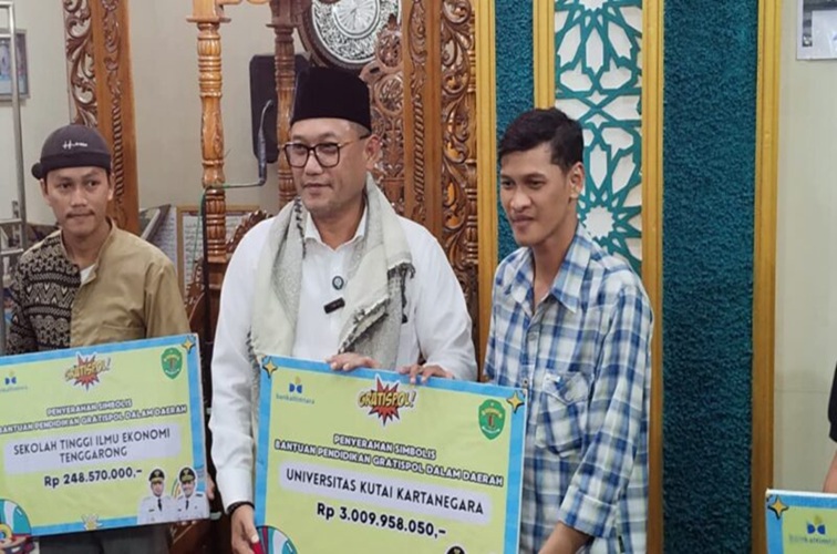Perwakilan Unikarta yang menerima secara simbolis program beasiswa Gratispol. (Lingkar Kaltim/M. As'ari)