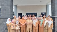 Wakil Bupati Kukar Rendi Solihin bersama para personil Disnakertrans usai inspeksi. (Lingkar Kaltim/M. As'ari)