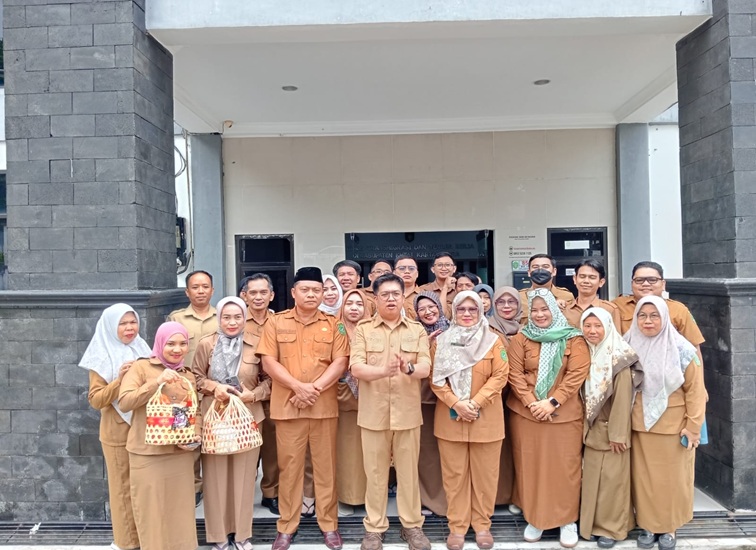 Wakil Bupati Kukar Rendi Solihin bersama para personil Disnakertrans usai inspeksi. (Lingkar Kaltim/M. As'ari)