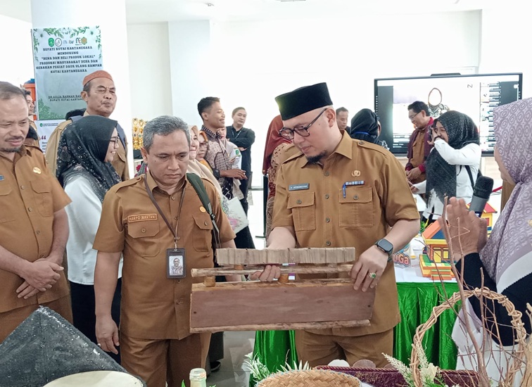 Kepala Disdikbud Kukar Heriansyah saat melihat kerajinan tangan dari daur ulang sampah. (Lingkar Kaltim/M. As'ari)