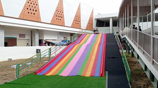 Wahana permainan terbaru, Rainbow Slide di Pasar Tangga Arung Square. (Lingkar Kaltim/M. As'ari)