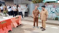 Wakil Bupati Kukar Rendi Solihin bersama Kepala Dinas PU Wiyono di lokasi yang akan diperbaiki. (Lingkar Kaltim/M. As'ari)
