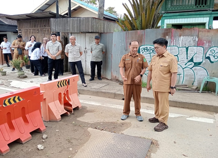 Wakil Bupati Kukar Rendi Solihin bersama Kepala Dinas PU Wiyono di lokasi yang akan diperbaiki. (Lingkar Kaltim/M. As'ari)