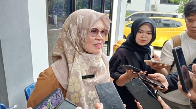Kepala Bidang Hubungan Industrial Disnakertrans Kukar, Suharningsih. (Lingkar Kaltim/M. As'ari)