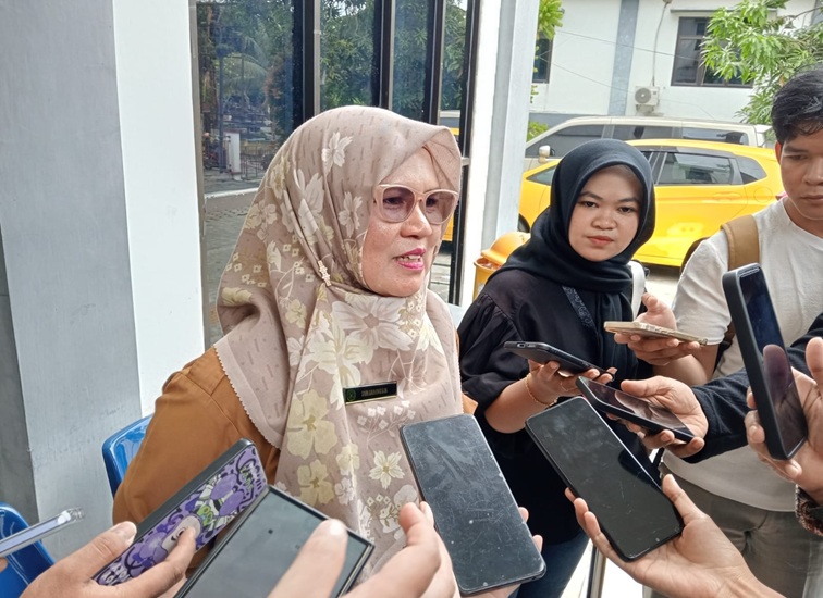 Kepala Bidang Hubungan Industrial Disnakertrans Kukar, Suharningsih. (Lingkar Kaltim/M. As'ari)