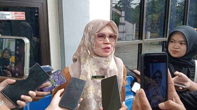 Kepala Bidang Hubungan Industrial Disnakertrans, Suharningsih. (Lingkar Kaltim/M. As'ari)