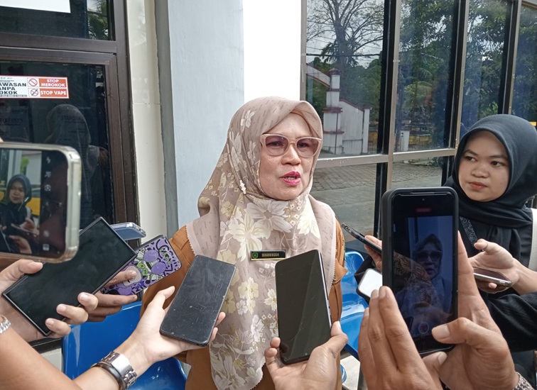 Kepala Bidang Hubungan Industrial Disnakertrans, Suharningsih. (Lingkar Kaltim/M. As'ari)