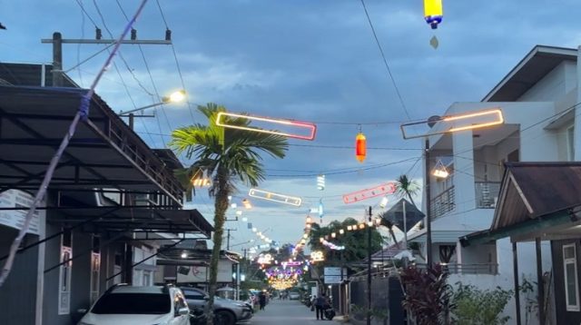 Lampion yang terpasang Jalan Ruwan RT 03 Kelurahan Timbau, Kecamatan Tenggarong, Kabupaten Kutai Kartanegara.