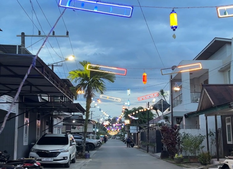 Lampion yang terpasang Jalan Ruwan RT 03 Kelurahan Timbau, Kecamatan Tenggarong, Kabupaten Kutai Kartanegara.