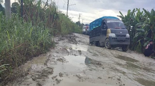 Kondisi jalan poros yang mengalami kerusakan. (Istimewa)