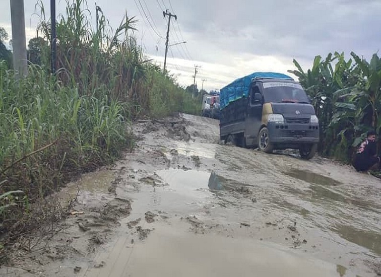 Kondisi jalan poros yang mengalami kerusakan. (Istimewa)