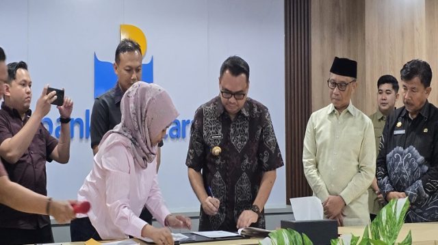 Bupati Kukar dr. Aulia Rahman Basri saat menandatangani akad peminjaman Bankaltimtara. (Lingkar Kaltim/M. As'ari)