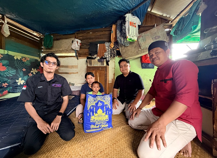 SMSI Kukar saat menyerahkan paket sembako ke salah satu warga di Tenggarong (Foto: Dok. SMSI Kukar)