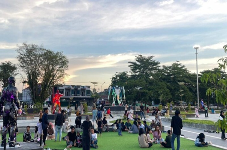 Para pengunjung yang tengah bersantai di Taman Superhero Tangga Arung Square. (Lingkar Kaltim/M. As'ari)