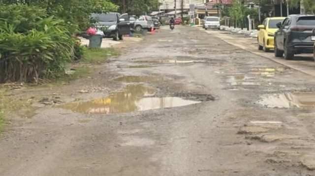 Jalan rusak yang berada di Jalan Muso Bin Salim. (Lingkar Kaltim/M. As'ari)