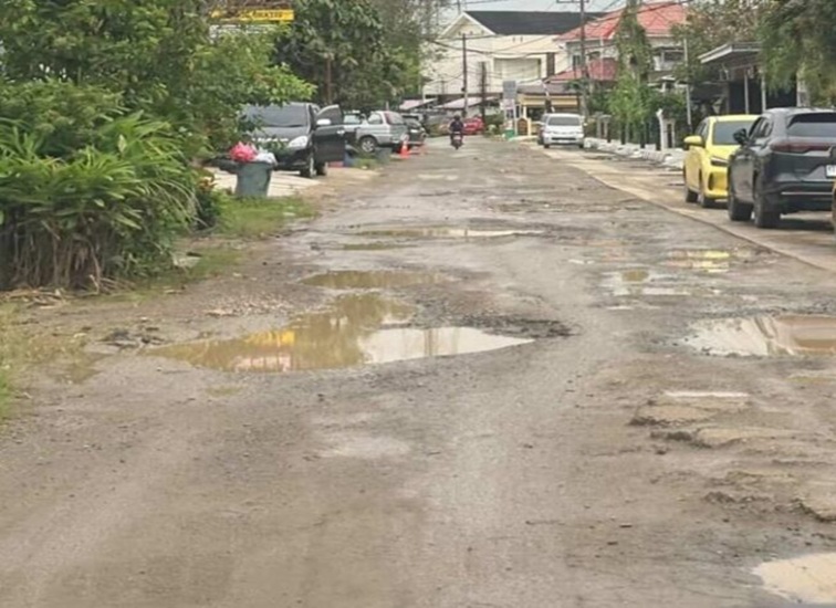 Jalan rusak yang berada di Jalan Muso Bin Salim. (Lingkar Kaltim/M. As'ari)
