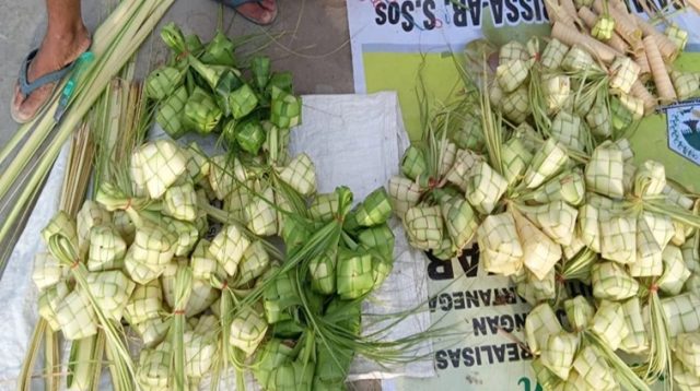 Ketupat yang dibuat salah satu pedagang di Jalan Maduningrat. (Lingkar Kaltim/M. As'ari)