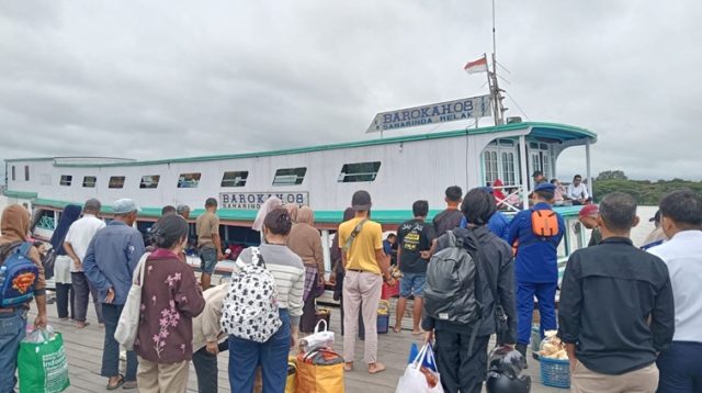 Suasana puluhan penumpang saat mau naik ke kapal Barokah 08. (Lingkar Kaltim/M. As'ari)