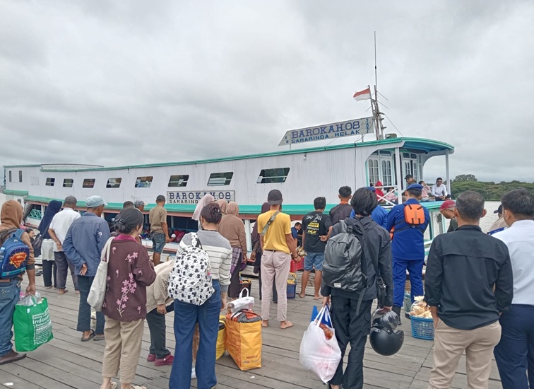 Suasana puluhan penumpang saat mau naik ke kapal Barokah 08. (Lingkar Kaltim/M. As'ari)