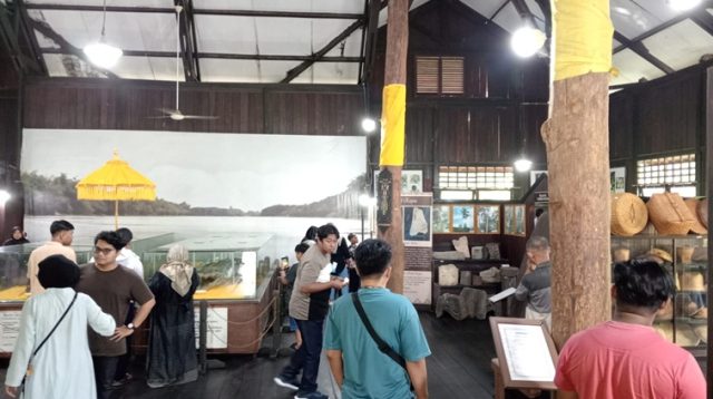 Para pengunjung tengah mengamati berbagai koleksi yang dimiliki Musium Kayu Tenggarong. (Lingkar Kaltim/M. As'ari)