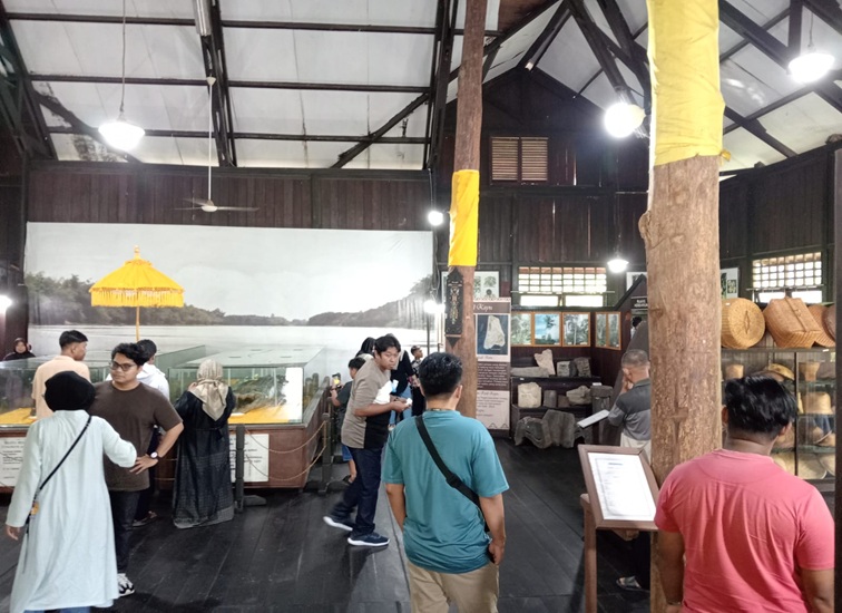 Para pengunjung tengah mengamati berbagai koleksi yang dimiliki Musium Kayu Tenggarong. (Lingkar Kaltim/M. As'ari)