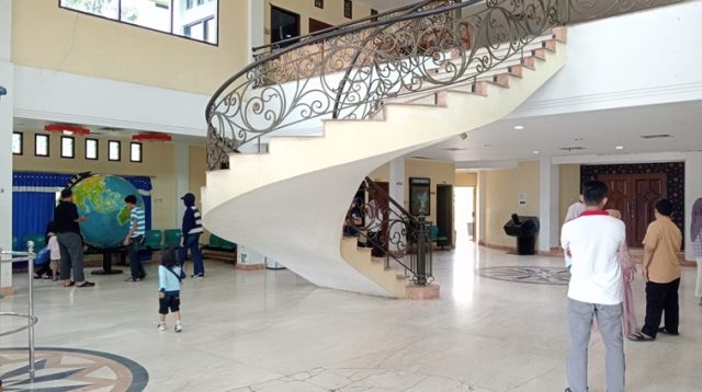 Pengunjung Planetarium Jagat Raya Tenggarong. (Lingkar Kaltim/M. As'ari)