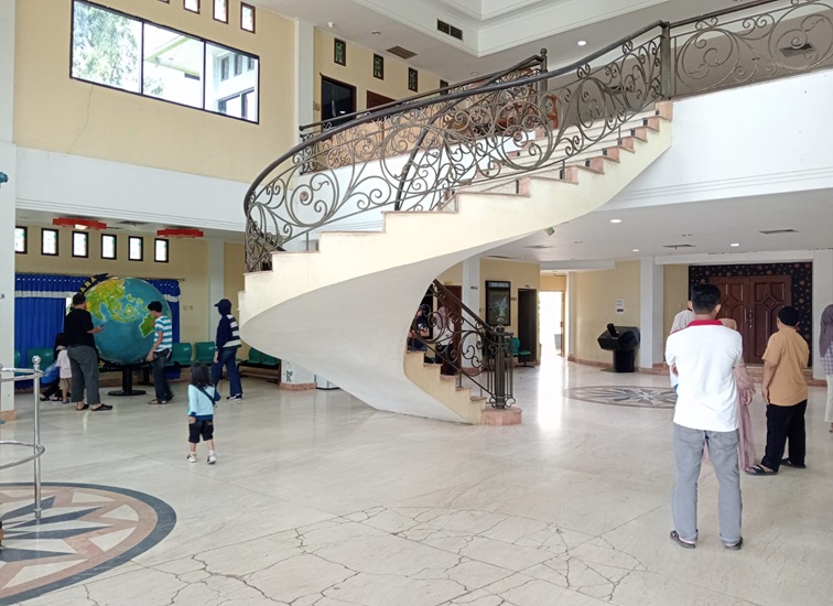 Pengunjung Planetarium Jagat Raya Tenggarong. (Lingkar Kaltim/M. As'ari)