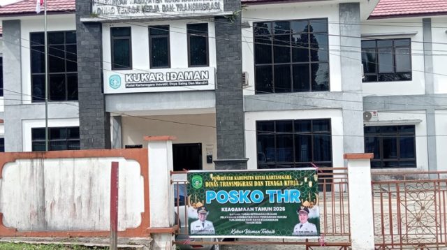 Sekretaris Posko Aduan THR dan BHR di Disnakertrans Kukar. (Lingkar Kaltim/M. As'ari)