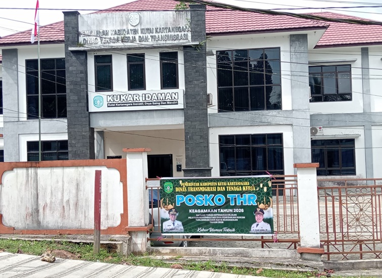 Sekretaris Posko Aduan THR dan BHR di Disnakertrans Kukar. (Lingkar Kaltim/M. As'ari)