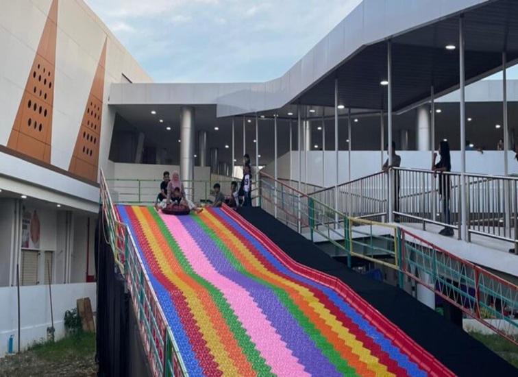 Rainbow Slide yang ada di Pasar Tangga Arung Square. (Lingkar Kaltim/M. As'ari)
