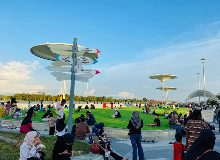 Para wisatawan yang menikmati liburan di Taman Tanjong Tenggarong. (Lingkar Kaltim/M. As'ari)