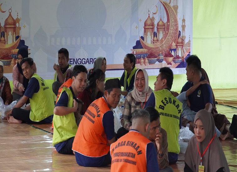 Para warga binaan saat dikunjungi oleh keluarga mereka. (Lapas Tenggarong)