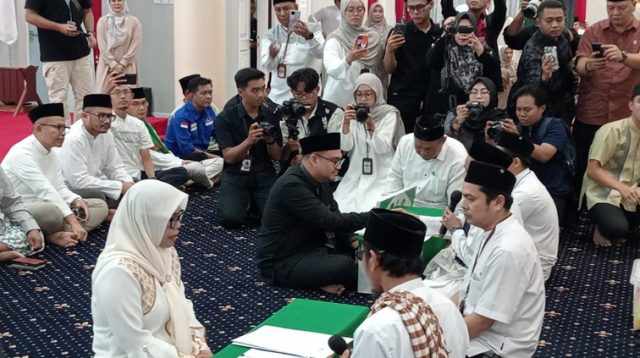 Bupati Kukar dr. Aulia Rahman Basri saat menunaikan zakat kepada Baznas Kukar. (Lingkar Kaltim/M. As'ari)