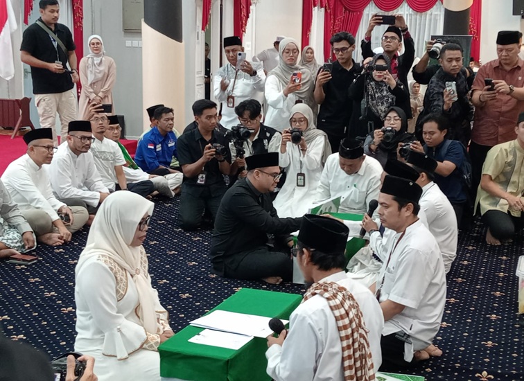 Bupati Kukar dr. Aulia Rahman Basri saat menunaikan zakat kepada Baznas Kukar. (Lingkar Kaltim/M. As'ari)