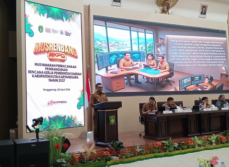 Bupati Kukar dr. Aulia Rahman Basri saat pelaksanaan RKPD 2027 di Aula Bapedda Kukar. (Lingkar Kaltim/M. As'ari)