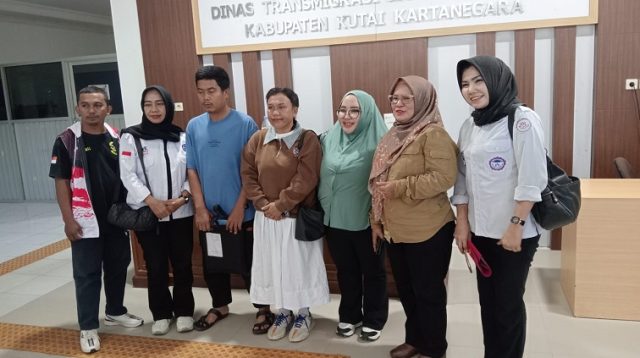 Korban, pendamping dan pihak Distransnaker Kukar. (Lingkar Kaltim/ M. As'ari)