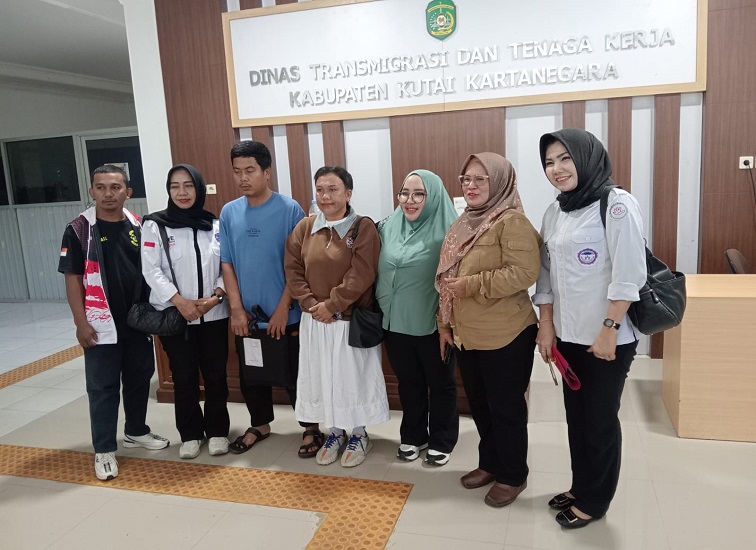 Korban, pendamping dan pihak Distransnaker Kukar. (Lingkar Kaltim/ M. As'ari)