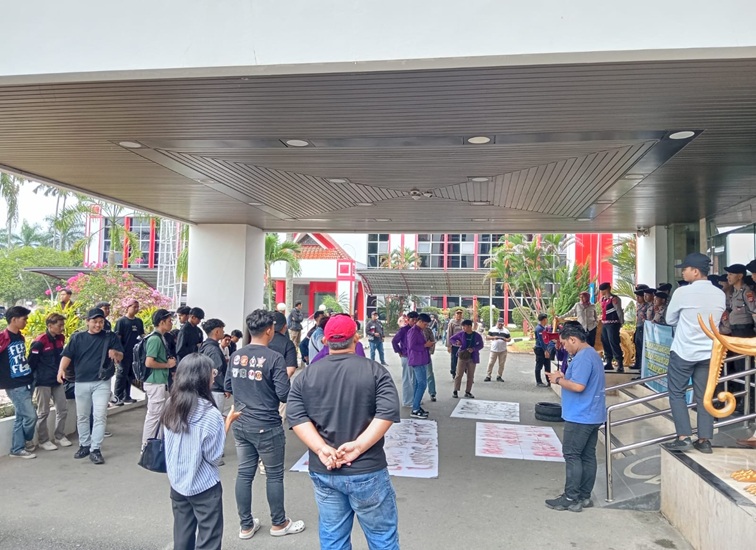 Aksi demonstrasi mahasiswa Unikarta di Kantor Bupati Kukar. (Lingkar Kaltim/M. As'ari)