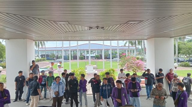 Aksi demonstrasi yang dilakukan oleh puluhan mahasiswa Unikarta di Kantor Bupati Kukar. (Lingkar Kaltim/M. As'ari)