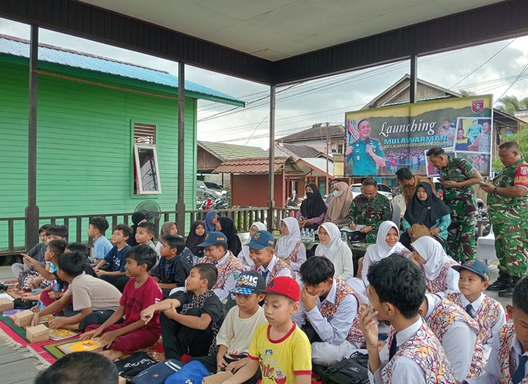 Peluncuran program BBC gagasan Pangdam Mulawarman di Kelurahan Baru, Kecamatan Tenggarong yang diikuti puluhan pelajar. (Lingkar Kaltim/M. As'ari)