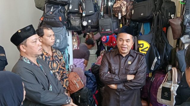 Ketua DPRD Kukar Ahmad Yani bersama Plt. Kepala Disperindag Kukar Sayid Fathullah saat melakukan inspeksi di Pasar Tangga Arung Square. (Lingkar Kaltim/M. As'ari)