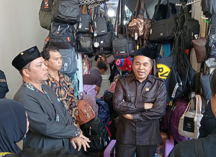 Ketua DPRD Kukar Ahmad Yani bersama Plt. Kepala Disperindag Kukar Sayid Fathullah saat melakukan inspeksi di Pasar Tangga Arung Square. (Lingkar Kaltim/M. As'ari)