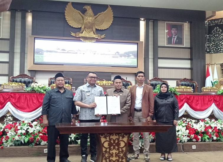 Penandatanganan hasil penyusunan Raperda Perizinan Usaha Berbasis Risiko. (Lingkar Kaltim/M. As'ari)