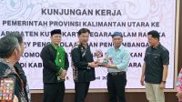 Penyerahan cinderamata Pemkab Kukar ke Pemprov Kaltara. (Lingkar Kaltim/M. As'ari)