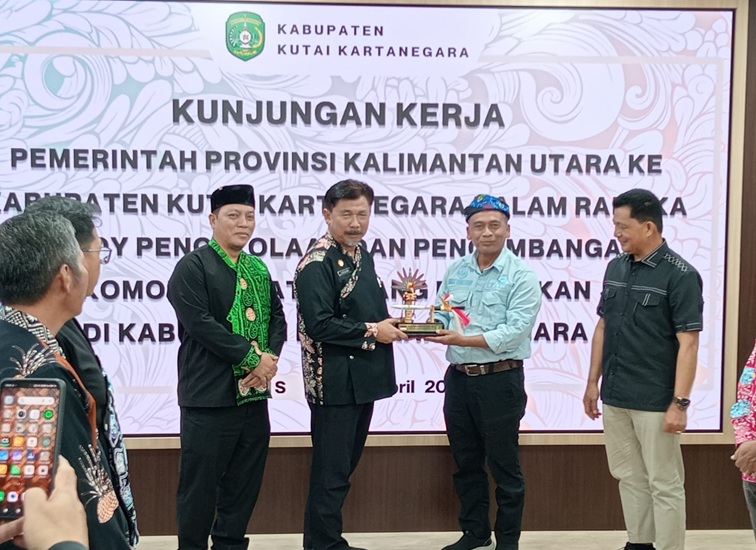 Penyerahan cinderamata Pemkab Kukar ke Pemprov Kaltara. (Lingkar Kaltim/M. As'ari)